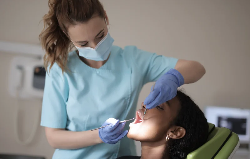 La importancia de la limpieza dental profesional: clave para una sonrisa saludable