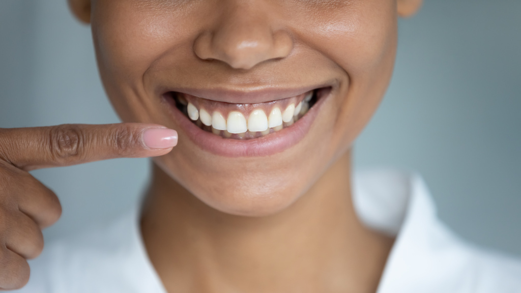 Dentaduras postizas de aspecto natural: Sonría con confianza nuevamente
